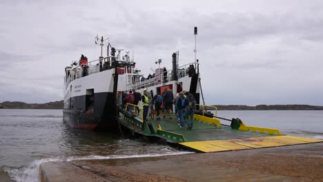 Iona,-Escocia,-Reino-Unido,-Pasajeros-Que-Abordan-La-Línea-Local-De-Ferry,-Cámara-Lenta