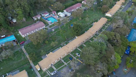 Sobrevuelo-Aéreo-Sobre-El-Complejo-Vacacional-Comfandi-Junto-Al-Lago-Calima