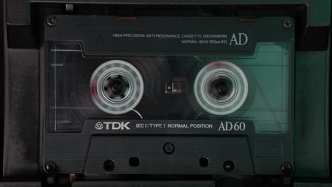 Zurückspulen-Einer-Audiokassette-Im-Vintage-Deck-Player-Recorder