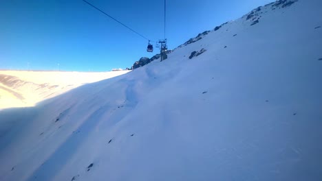 Almaty-Verlassen-Seilbahnkabinen-Auf-Der-Station-Mittelstation,-Deren-Höhe