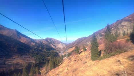 Almaty-Abandonan-Las-Cabinas-Del-Teleférico-En-La-Estación-Mittelstation,-Cuya-Altura-En-Kazajstán