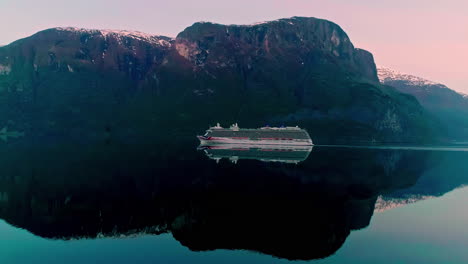 Un-Crucero-De-Lujo-En-La-Ensenada-Cerca-De-Flam,-Noruega.