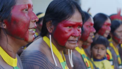 Nahaufnahme-Der-Bemalten-Gesichter-Der-Ureinwohner-Des-Amazonas-Beim-Protestmarsch