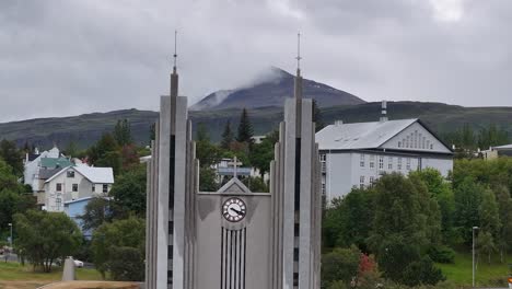 Luftaufnahme-Von-Akureyrirkirkja,-Lutherische-Kirche-In-Akureyri,-Island