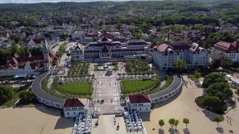 Eleganter-Platz-Am-Meer-In-Der-Nähe-Des-Holzstegs-Am-Skwer-Kuracyjny-In-Sopot,-Polen