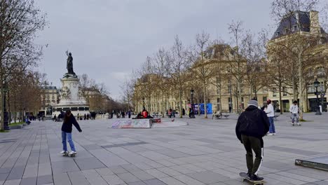 Vista-Diurna-De-La-Place-De-La-République-En-París-Con-Peatones,-Gran-Angular,-Cielo-Nublado