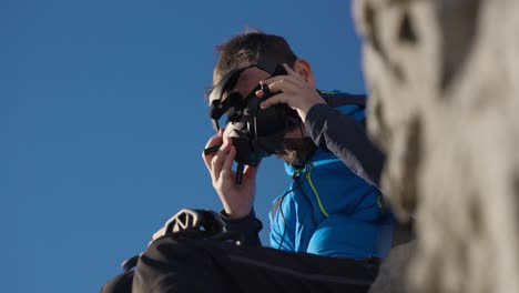 Mann-Passt-FPV-Drohnenbrille-Auf-Dem-Kopf-An