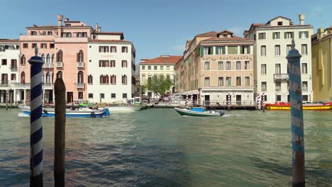 Schnellboote-Und-Lastkähne-Passieren-An-Einem-Sonnigen-Tag-Den-Canale-Grande-In-Venedig