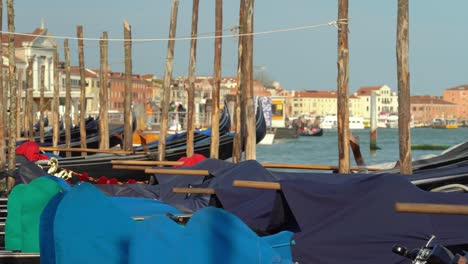 Góndolas-Tradicionales-En-El-Canal-Grande-Balanceándose-Sobre-El-Agua-En-Venecia