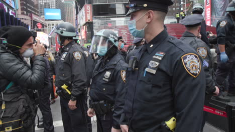 La-Policía-De-Nueva-York-Protegió-A-Los-Manifestantes-En-Times-Square-En-La-Ciudad-De-Nueva-York-Durante-La-Pandemia.