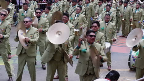 Männer-Blaskapelle-In-Eleganten-Anzügen-Parade-Mit-Blitz,-Oruro-Karneval