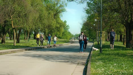 Día-Soleado-En-El-Lago-Jarun,-Zagreb,-Con-Gente-Paseando-Y-Disfrutando-De-Actividades-Al-Aire-Libre