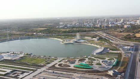 El-Tráfico-De-Vehículos-Es-Visible-En-La-Carretera-Que-Rodea-El-Lago.