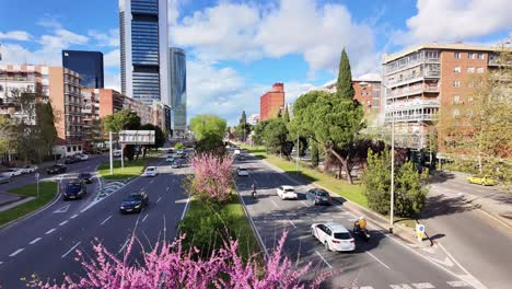 Hermosa-Primavera-En-Madrid-Con-Coloridas-Vistas-A-Los-Modernos-Rascacielos