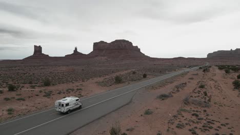 Ein-Wohnmobil-Fährt-Durch-Die-öde-Und-Karge-Weite-Des-Monument-Valley-Nationalparks-In-Utah-Und-Verkörpert-Die-Essenz-Des-Van-Lebens,-Eine-Reise-In-Die-Freiheit