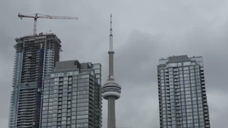 Skyline-Der-Innenstadt-Von-Toronto,-CN-Tower-Und-Bau
