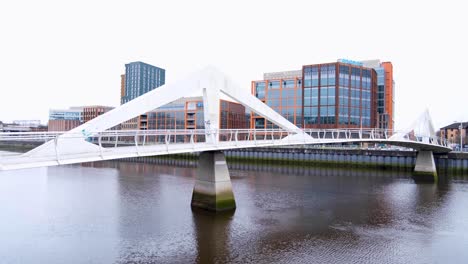 Una-Vista-Del-Puente-Tradeston-Y-El-Río-Clyde-Con-Edificios-Altos-En-La-Ciudad-De-Glasgow,-Escocia,-Reino-Unido