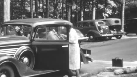 Frau-Steigt-An-Einem-Sommertag-In-Den-1930er-Jahren-Vor-Einem-Golfclub-In-Einen-Oldtimer