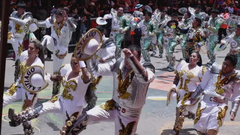 Santiago-Centralistas-Tanzgruppe-In-Oruro-Karnevalsparade,-Bolivien