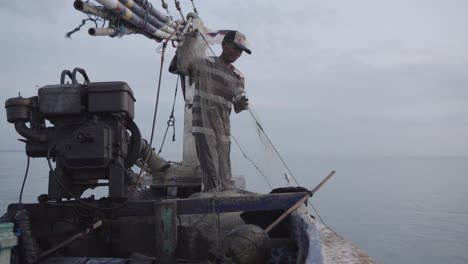 Los-Pescadores-Tradicionales-De-Muncar-Recogen-Hábilmente-Sus-Redes,-Sólo-Para-Encontrarlas-Casi-Vacías,-Sin-Captura-Alguna.