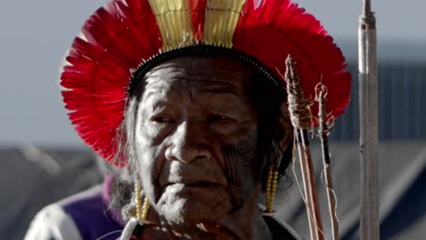 En-Las-Sociedades-Indígenas,-Los-Ancianos-Sirven-Como-Líderes-Espirituales-Y-Culturales.