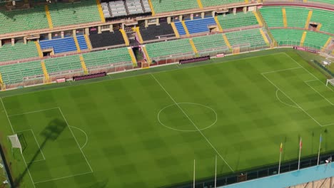 Filmischer-Drohnenblick-über-Das-Renzo-Barbera-Fußballstadion-–-Heimat-Des-Palermo-FC