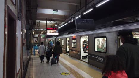 Los-Niños-Salen-De-La-Escuela,-Transporte-Público-Subterráneo-Ciudad-De-Buenos-Aires,-Línea-A