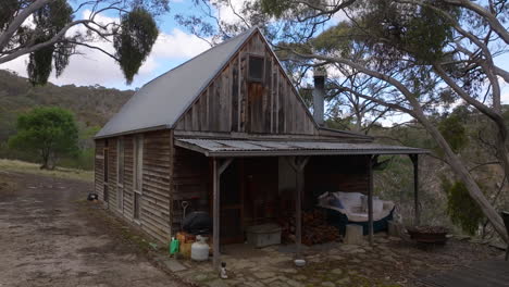 Pequeña-Cabaña-De-Madera-Fuera-De-La-Red-En-Matorrales-Nativos-Australianos