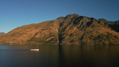 The-famous-TSS-Earnslaw-steamer-taking-tourists-across-Lake-Wakatipu-from-Queenstown