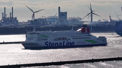MV-Stena-Hollandica-In-Hoek-Van-Holland,-Niederlande-–-Drohnenaufnahme