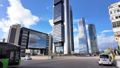 Zona-De-Negocios-Cuatro-Torres-En-Madrid-Bajo-Un-Cielo-Azul-Con-Vistas-A-La-Ciudad