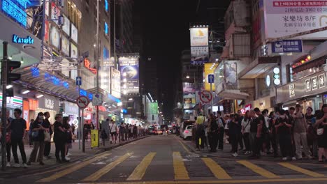 Profilansicht-Der-Einheimischen,-Die-Auf-Kreuzungen-Im-CTMA-Zentrum-Des-Distrikts-Mong-Kok-In-Hongkong-Warten