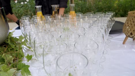 Elegant-Dekorierter-Tisch-Mit-Saft-Und-Leeren-Gläsern-Bei-Einer-Hochzeitsveranstaltung-In-Frankreich