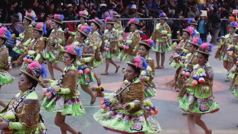 Mujeres-Hispanas-Con-Vestidos-Ornamentados,-Sombreros-Tradicionales-En-Carnaval