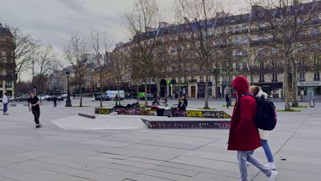 Patinadores-Practicando-Trucos-En-La-Place-De-La-Republique-En-París,-Día-Nublado