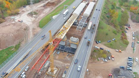 Empujando-El-Marco-Del-Puente-Sobre-El-Sitio-De-Construcción-En-Kaunas,-Lituania,-Vista-Aérea