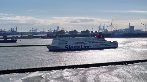 Ferry-Mv-Stena-Hollandica-Navegando-Por-El-Río-En-Hoek-Van-Holland,-Países-Bajos---Disparo-De-Drone