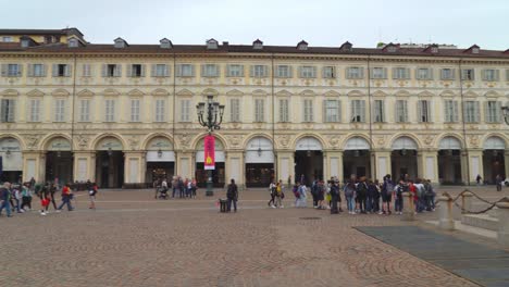 In-Der-Mitte-Der-Piazza-San-Carlo-Steht-Das-Bronzene-Pferdereiterdenkmal-Von-Emanuele-Filiberto-Von-Carlo-Marochetti