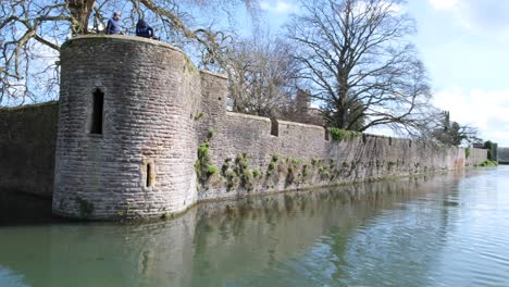 Malerischer-Blick-Auf-Den-Bischofspalast-Und-Den-Burggraben-An-Einem-Sonnigen-Tag-In-Der-Stadt-Wells,-Somerset,-England