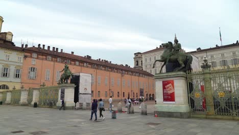 Auf-Der-Malerischen-Piazza-Castello-Stehen-Zwei-Paläste,-Der-Palast-Madama-Und-Der-Königspalast-Von-Turin