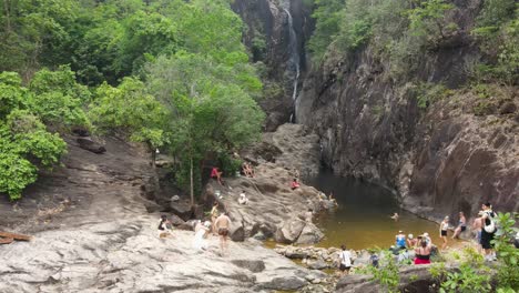 Vista-Aérea-De-Turistas-Disfrutando-Del-Arroyo-En-La-Cascada-De-Khlong-Phu