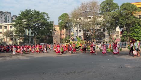 Seitenansicht-Eines-Stammesvolkes,-Das-In-Kalkutta,-Indien,-Die-Straße-Entlang-Geht