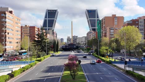 Vista-De-La-Ciudad-De-Madrid-Con-Torres-De-La-Puerta-De-Europa-Y-Tráfico-En-La-Calle-En-España