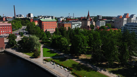 Drones-Dando-Vueltas-En-El-Parque-Koskipuisto,-Día-Soleado-De-Verano-En-Tampere,-Finlandia