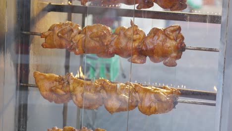 Imágenes-Inmersivas-Que-Capturan-La-Ardiente-Escena-De-La-Comida-Callejera-En-Dubai-Mientras-El-Pollo-Se-Asa-A-La-Perfección-En-Medio-De-Una-Atmósfera-Vibrante,-Bañada-Por-Los-Tonos-Dorados-De-La-Luz-Del-Atardecer.