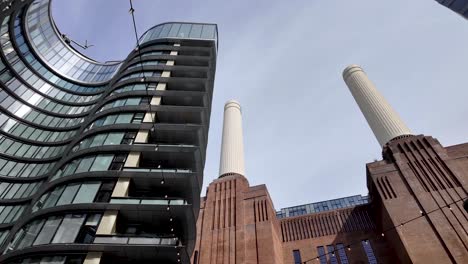 Mirando-Hacia-El-Edificio-Ondulado-Junto-Con-Las-Torres-De-Chimeneas-De-La-Central-Eléctrica-De-Battersea