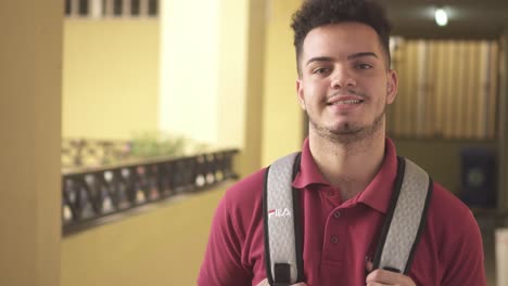 Joven-Hispano-Hondureño-Sonriendo-Ante-La-Cámara-En-La-Escuela-Del-Sistema-De-Educación-Pública