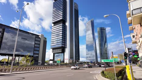 Cruce-Muy-Transitado-En-La-Moderna-Zona-Empresarial-De-Cuatro-Torres-De-Madrid,-España.