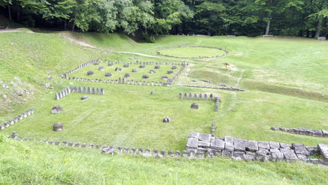 Weite-Aufnahme-Der-Archäologischen-Stätte-Sarmizegetusa,-Alte-Dakische-Zitadelle-Aus-Der-Zeit-Des-Römischen-Reiches