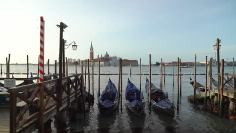 Der-Hafen-Von-Venedig-Beherbergt-Viele-Schöne-Gondeln